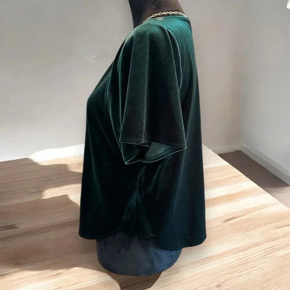 Madewell Velvet Butterfly Top dark green size medium curved hem‎